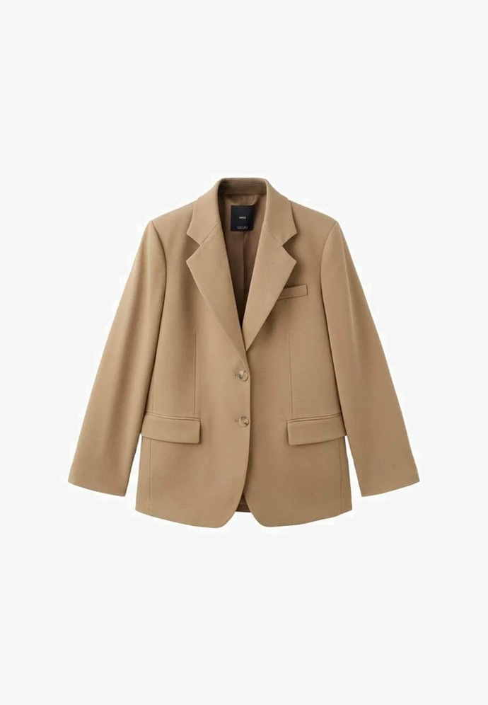 Béžový blejzr u nás prodává třeba značka Mango za 1 999 Kč.