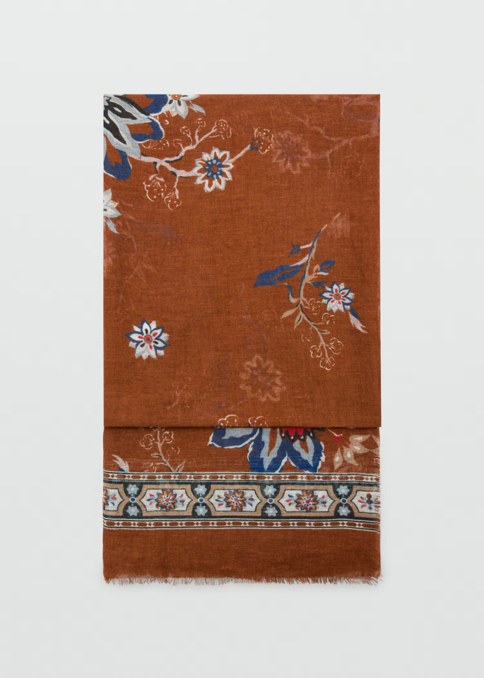 Tato šála s květovaným potiskem od značky Mango vychází na 599 Kč. Aktuálně ale v obchodech můžete vybírat z mnoha kousků, jde totiž o jeden z hlavních trendů letošního jara