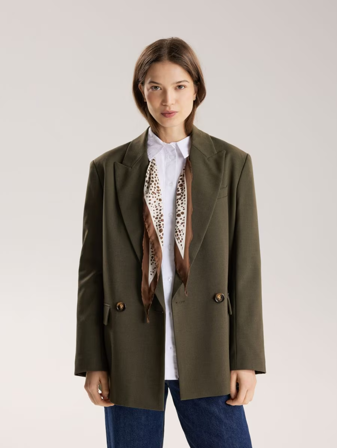 ...ale také sako i klasickou bílou košili.