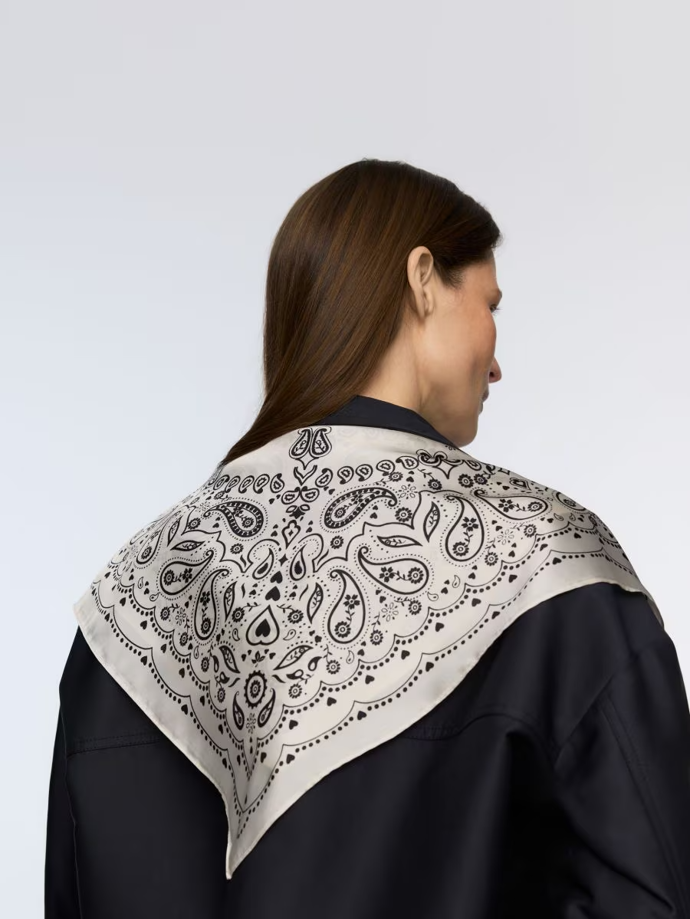 Jednoduchý uzel vpředu zajistí, že šátek bude vypadat zajímavě zezadu.