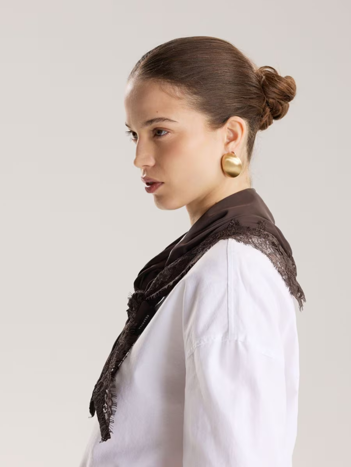 Nechat vyniknout nemusíte jen vzorované kousky, ale i luxusně vypadající saténové varianty s trendy krajkovými lemy.