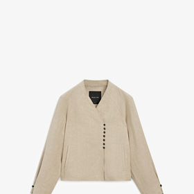 V teplejších dnech můžete obléct tenčí verzi, třeba s příměsí bavlny nebo lnu, jako je tato lehká přechodová bunda. Model prodává značka Massimo Dutti za 2699 Kč.