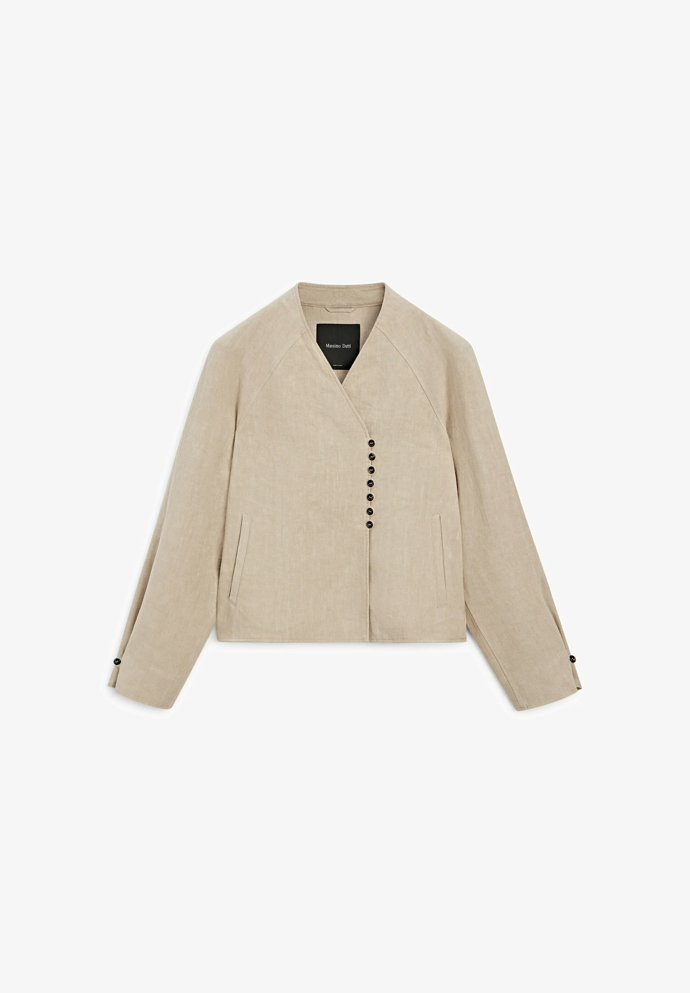 V teplejších dnech můžete obléct tenčí verzi, třeba s příměsí bavlny nebo lnu, jako je tato lehká přechodová bunda. Model prodává značka Massimo Dutti za 2699 Kč.