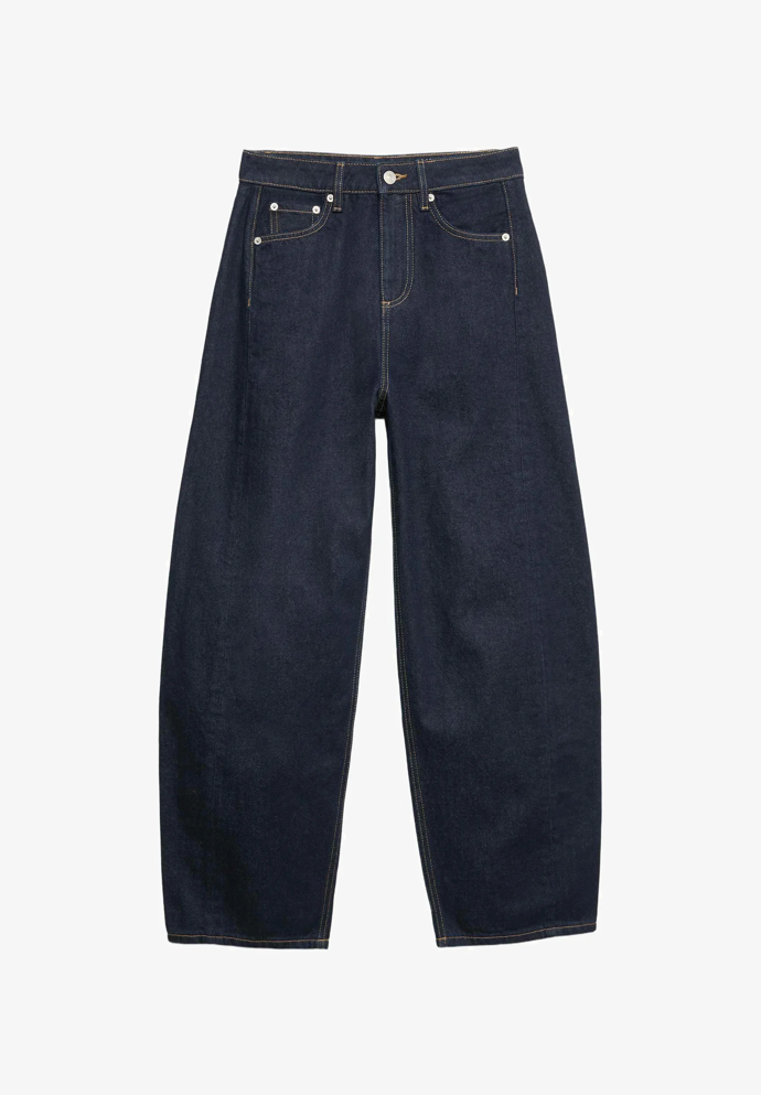 Džíny střihu barrel vypadají v tmavě modré barvě velmi luxusně. Tyto má v nabídce značka Marks&Spencer za  1179 Kč.