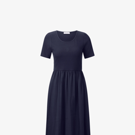 Základ outfitu Sabiny Remundové tvořily tmavomodré midi šaty, které si přímo říkají o zajímavý doplněk, jenž je ozvláštní. Tento model je od značky Rich & Royal a stojí 3500 Kč.