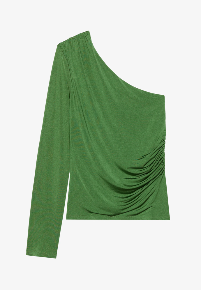 Hlavní hvězdou celého looku se stal výrazně zelený top s dlouhým rukávem a zajímavým řešením u výstřihu. Cenově dostupnou alternativu pořídíte třeba u značky Anna Field za 580 Kč.