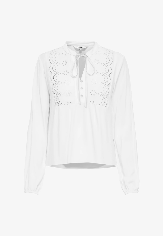 Blůzu s boho nádechem koupíte například u značky ONLY za 740 Kč.