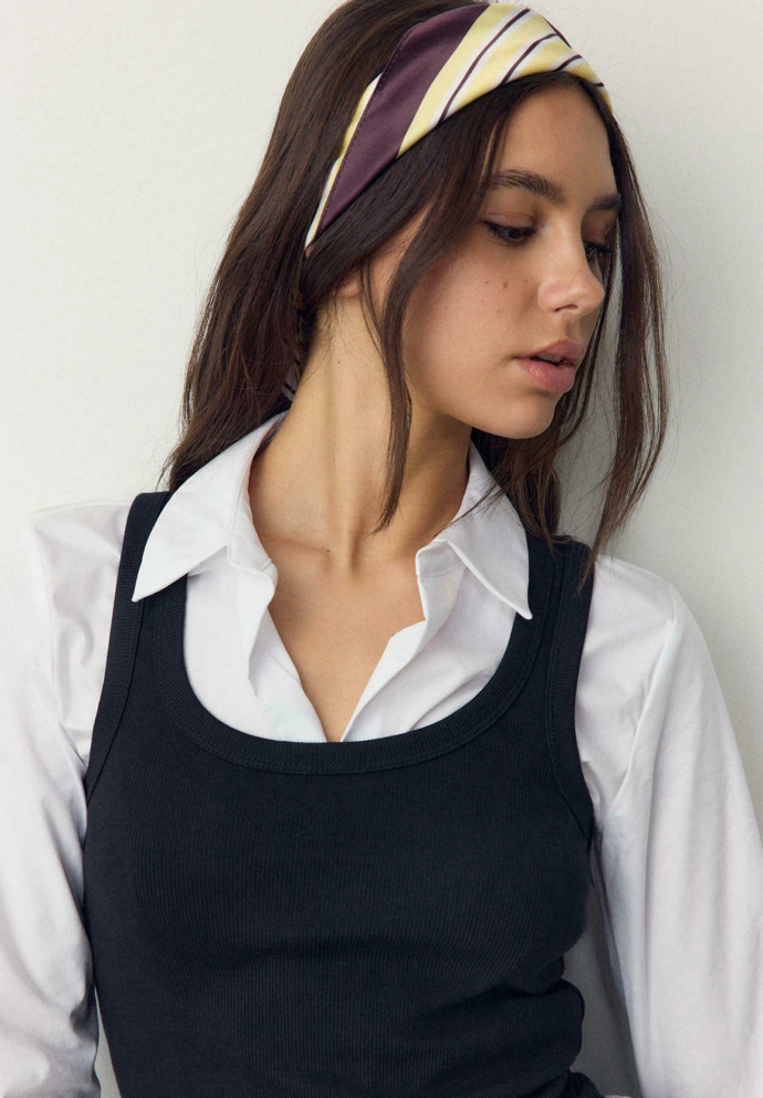 Šátek ale najde uplatnění i jako čelenka.