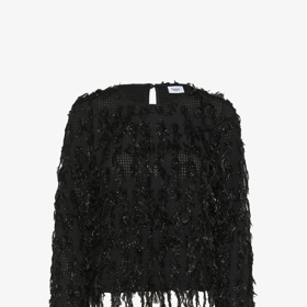 Blůza se strukturou a aplikacemi černou rázem ozvláštní. Tento kousek prodává značka Saint Tropez za 1730 Kč.