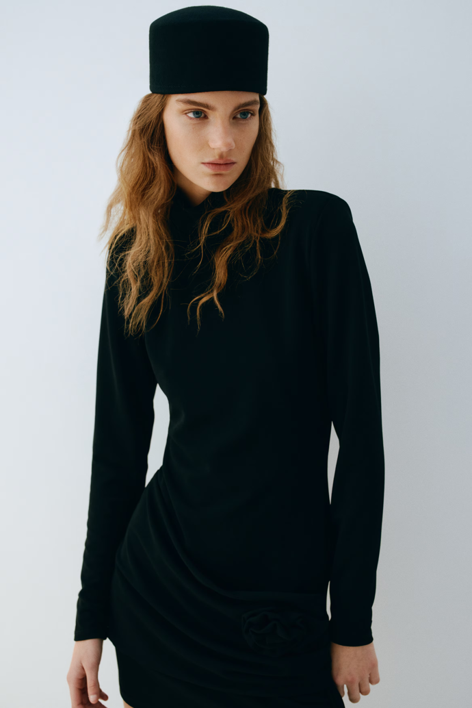 A jde o skvělou pokrývku hlavy na aktuální přechodové období.