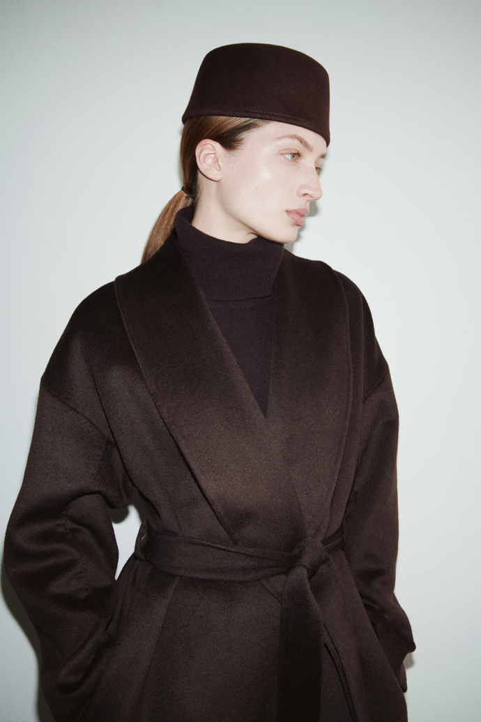 Klobouček s bohatou historií a retro nádechem působí luxusně a skvěle doplní také elegantní kabát.