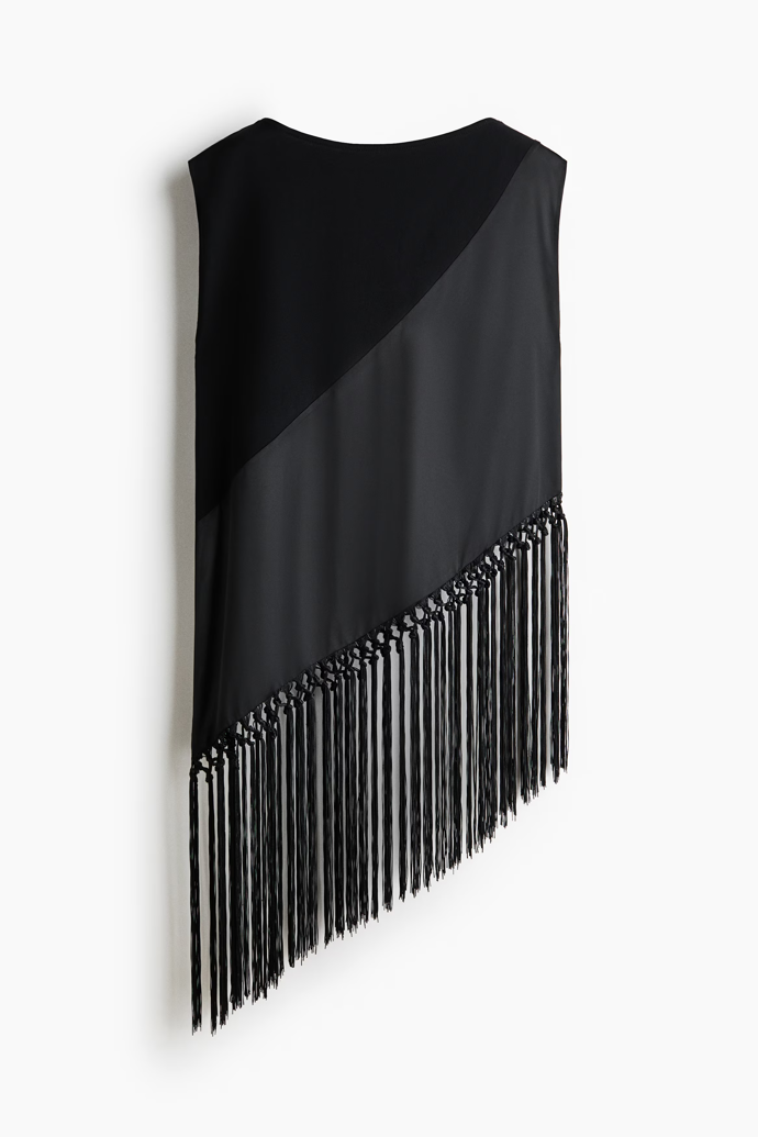 Asymetrický top s třásněmi, H&M, 979 Kč