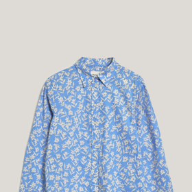 Stejně jako herečka můžete vrstvit svetřík nebo košili s květinovým vzorem. Tato košile je od značky Gant a její cena je 3399 Kč.