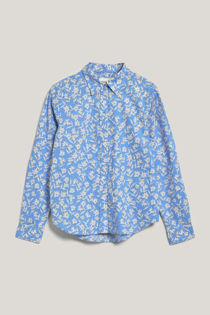 Stejně jako herečka můžete vrstvit svetřík nebo košili s květinovým vzorem. Tato košile je od značky Gant a její cena je 3399 Kč.