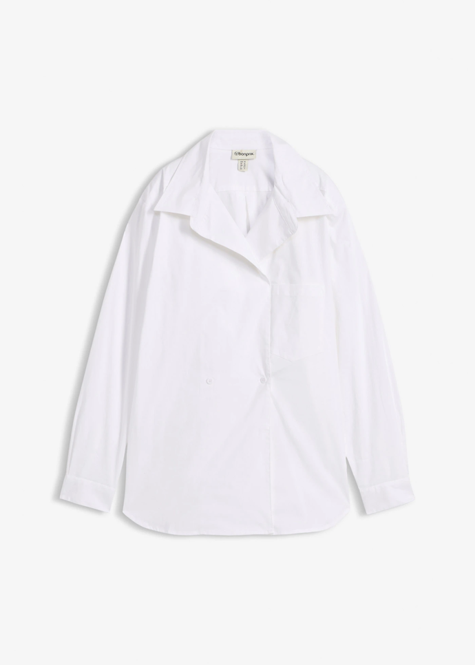 Pod šatovku můžete jako Ljuba Krbová obléct bílou košili s výstřihem do véčka. Tato dlouhá halenka s výstřihem do V je z nabídky značky Bonprix a vyjde vás na 549 Kč.