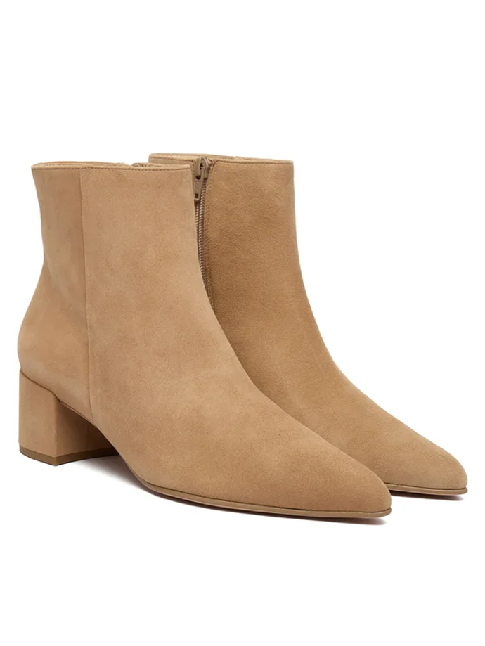 Podobně zafungují i tyto kotníčkové boty na podpatku od značky Högl. Vychází na 5000 Kč.