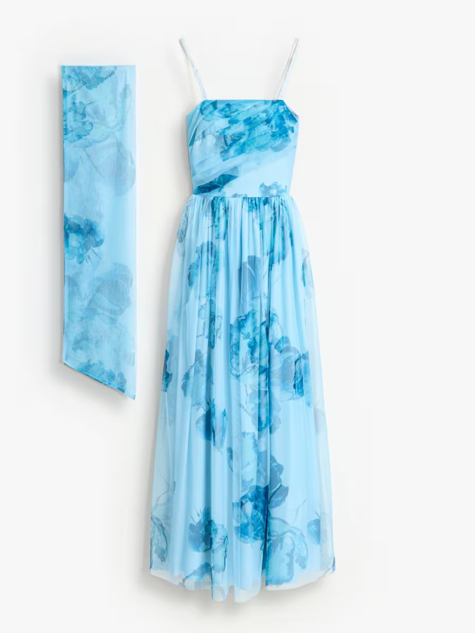 Pro dámy, které si libují ve výraznějších kouscích, nabízí značka Mohito i tuto vzorovanou modrou variantu za 1199 Kč.