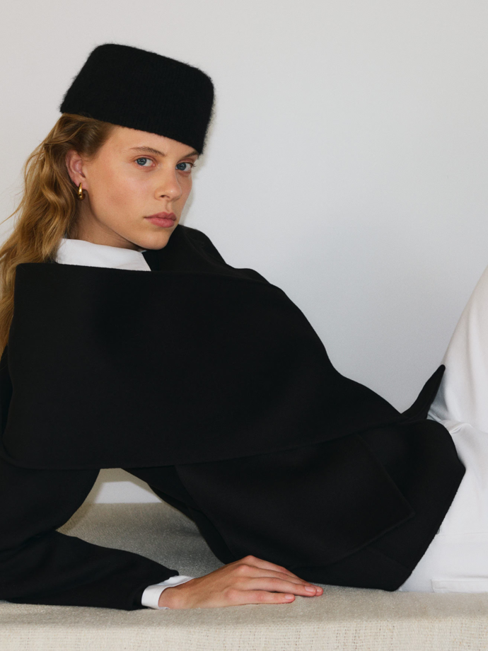 Klobouček se vyplatí nosit v méně upjatých kombinacích. Perfektně vypadá také na rozpuštěných vlasech