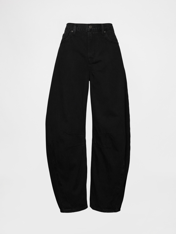 Sáhnout můžete i po džínech ve tvaru podkovy. Ty jsou dostupné i v prodloužených délkách třeba u značky GAP. Tento konkrétní model vás vyjde na 1889 Kč.