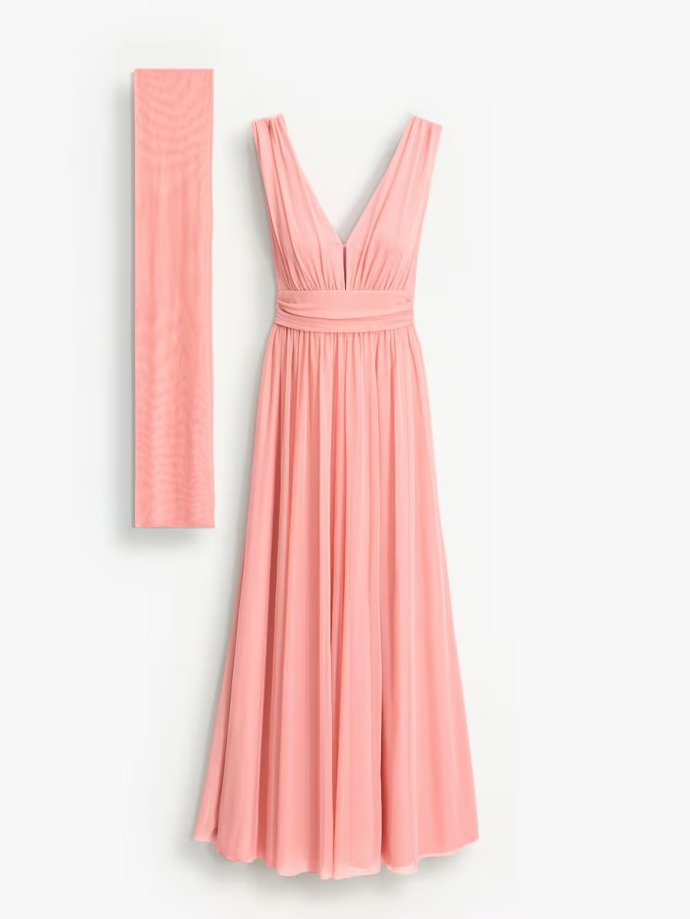 Prudce elegantní model ve svěží korálově barvě s lehkou ladící šálou seženete i u značky Mohito. Stojí 1099 Kč.