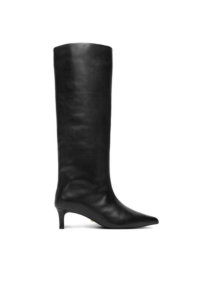 Efekt štíhlejších a prodloužených nohou získáte i díky správně zvolené obuvi. Perfektní volbou jsou kozačky do špičky, jako třeba tento model od značky Gino Rossi. Cena kozaček je 3399 Kč.