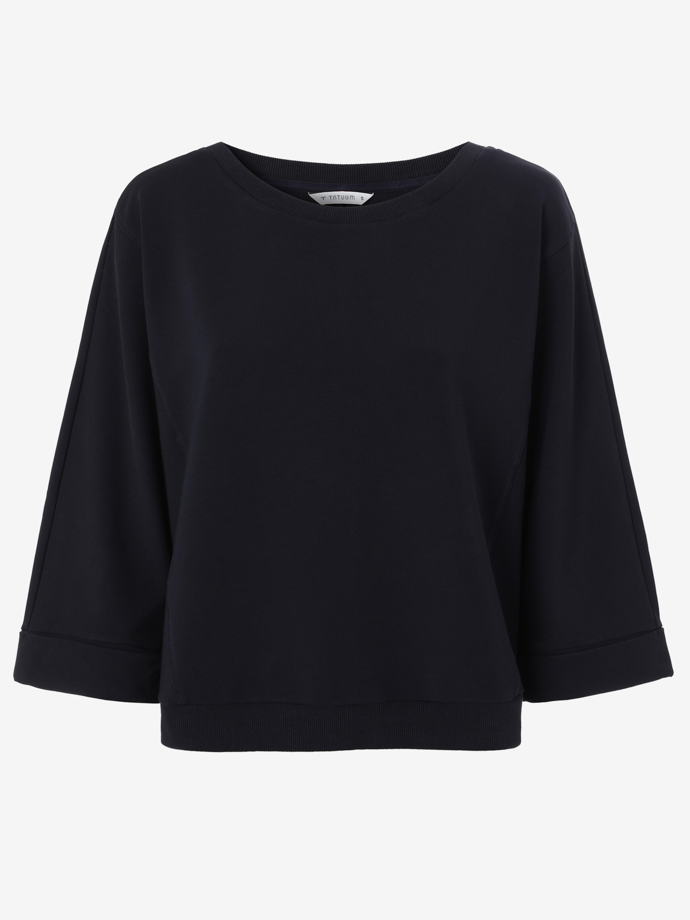 Přes tričko herečka oblékla černou mikinu se zkrácenými rukávy, což vytvořilo zajímavý efekt vrstvení. Tento kousek prodává značka Tatuum za 1699 Kč.