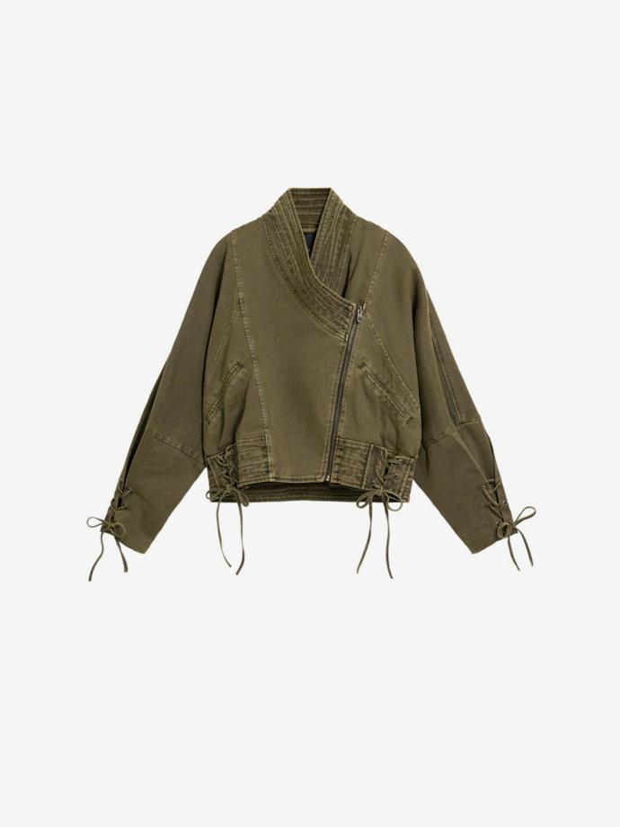 Podobnou přechodovu džínovou bundu s detaily mašlí koupíte u značky Desigual za 4999 Kč.