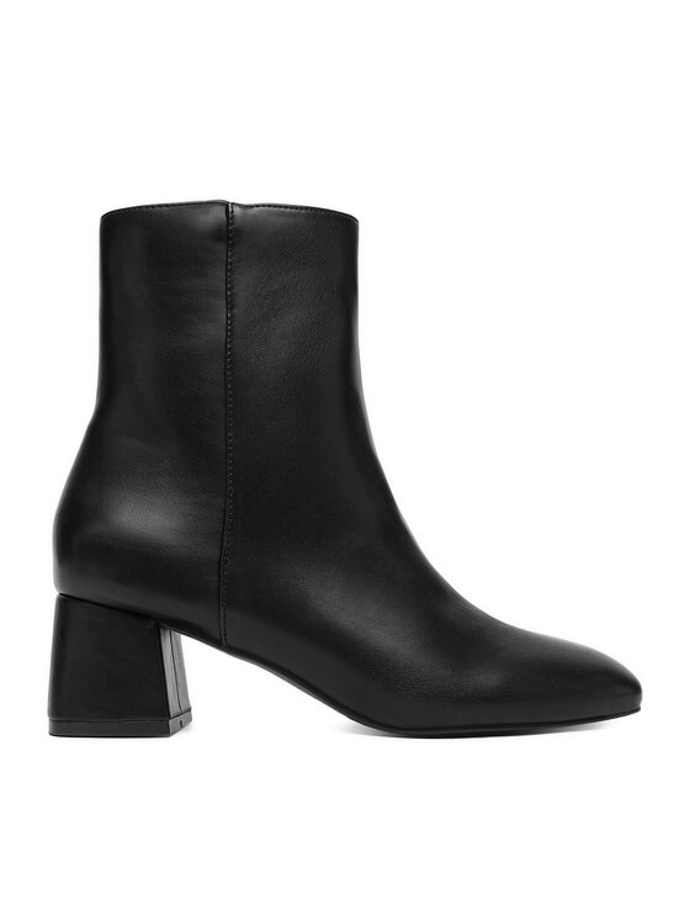 Polokozačky na robustnějším podpatku po vzoru herečky má v nabídce například značka JENNY za 899 Kč.