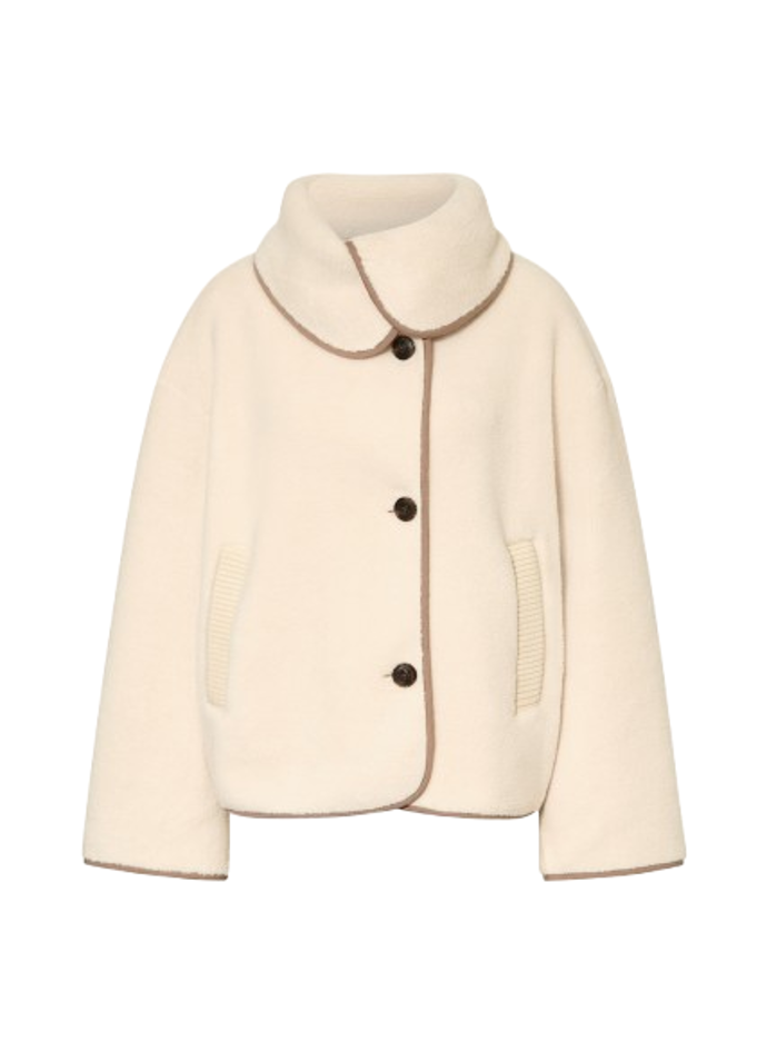 V chladnějších ránech vás zahřeje zateplenější varianta. Třeba jako tato přechodová bunda od značky Varley. Stojí 6630 Kč.