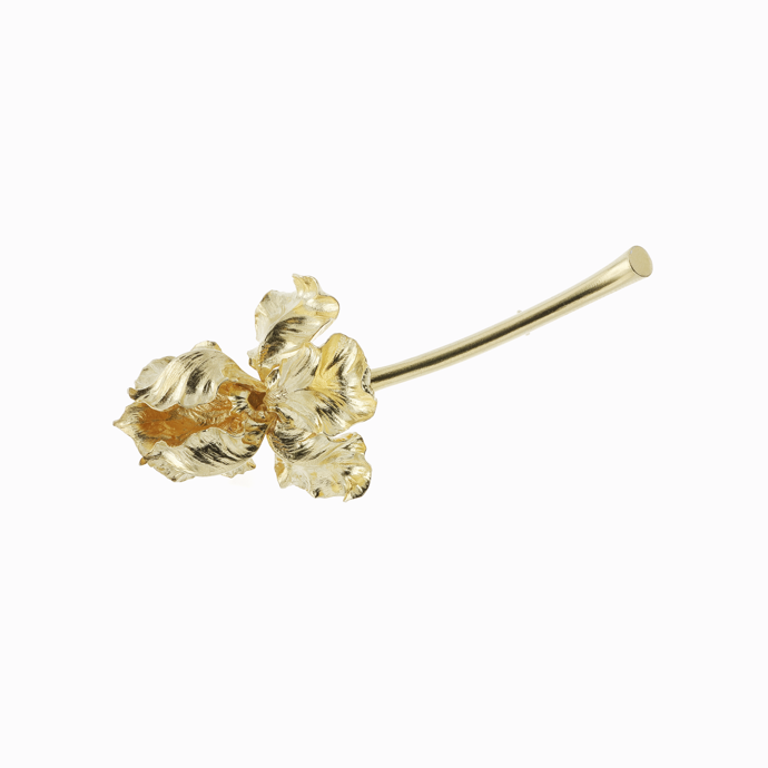 Mladý herec svůj minimalistický černý model rozzářil pozlacenou broží od přední české designérky Janjy Prokić. Kousek je v hodnotě 19 200 Kč