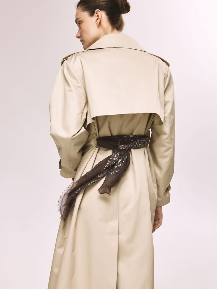 Jeden kousek můžete uvázat na mnoho způsobů. Tenčí variantu lze provléct třeba místo pásku u trenčkotu.