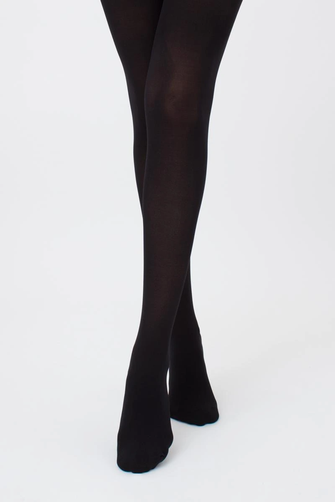 Podobně jako herečka můžete obléct i černé neprůhledné silonkové punčocháče. Tyto jsou od značky MORAVEC a stojí 109 Kč.