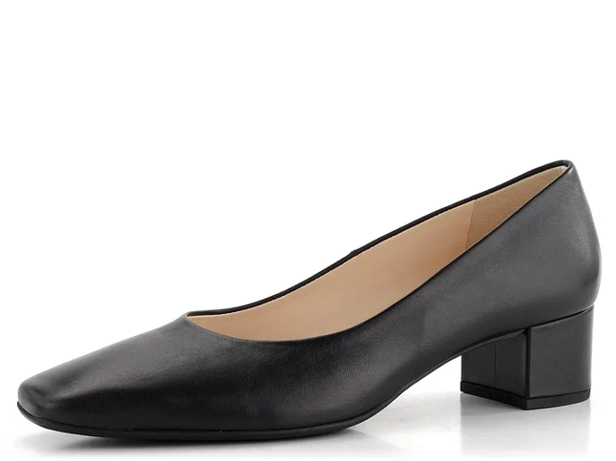 Hladké kožené lodičky krásně vyváží zářivé struktury saka a šatů. Tento model prodává Högl a stojí 3799 Kč.