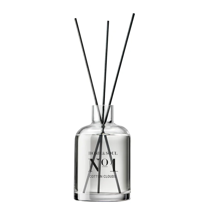 Bezstarostná pokojová vůně s tóny vanilky, růže, konvalinky a ovocných vůní od značky HOME & SOUL stojí 399 Kč.