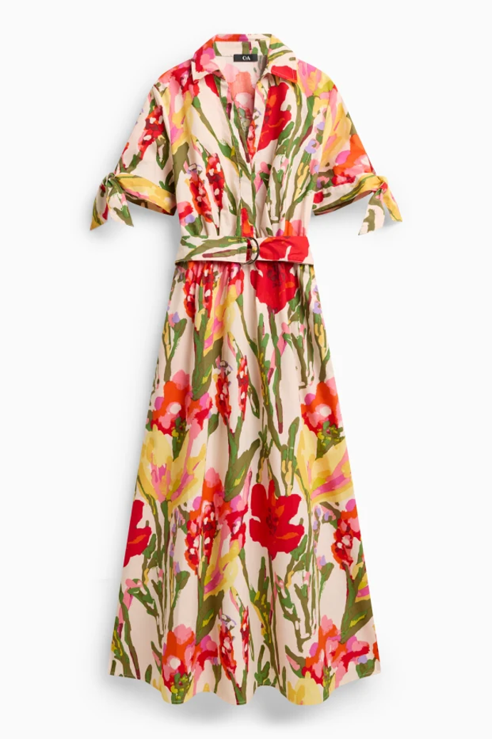 V kamenných prodejnách i online najdete také tyto košilové šaty s květinovým vzorem a páskem. V nabídce je má značka C&A za 998 Kč.