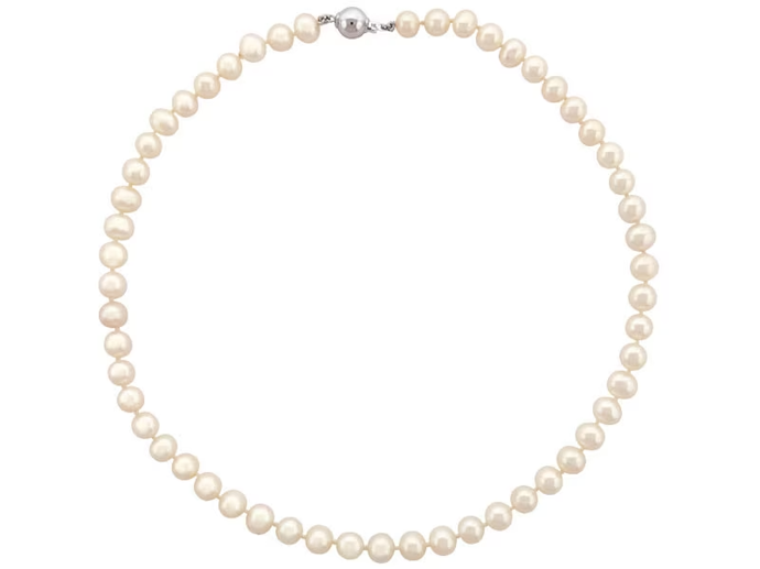 Tmavší odstíny perfektně rozzáří a vyváží nádech jemnosti v podobě perlového náhrdelníku. Tento kousek je od Apart a jeho cena je 2690 Kč.