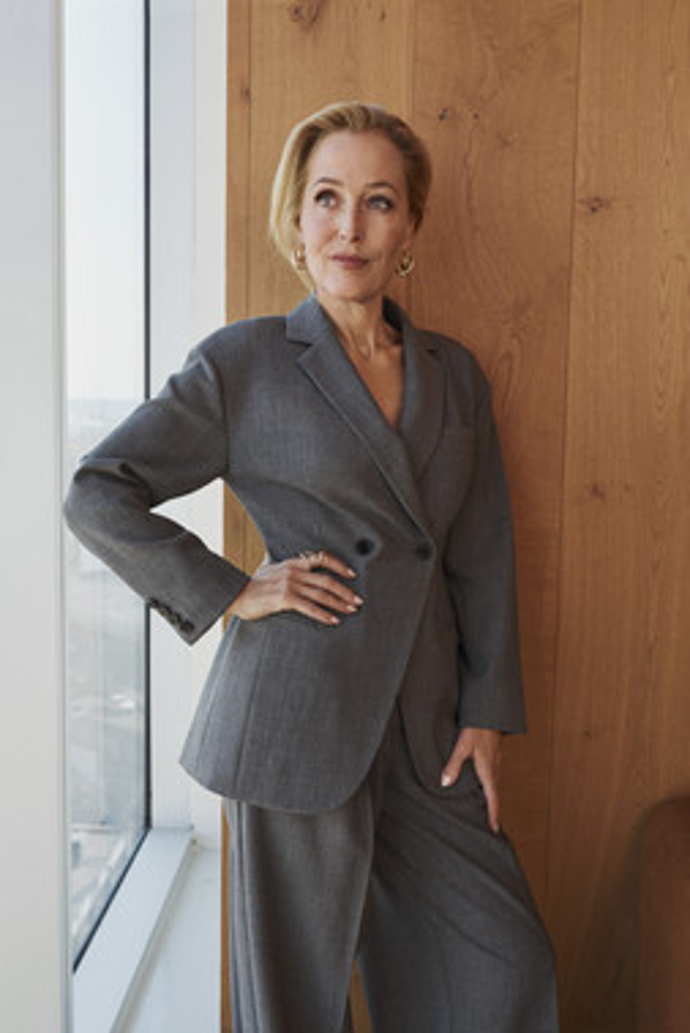 Šedý kostýmek unosíte jako Gillian Anderson nejen do práce.