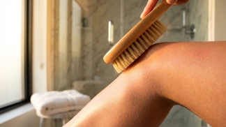 Sbohem celulitido i drahé peelingy: Tento pětiminutový trik před každou sprchou nastartuje tělo lépe než drastické diety