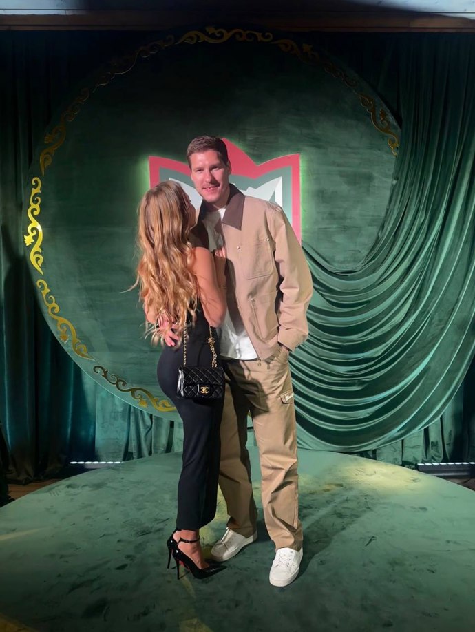 Dmitrij Jaškin s novou snoubenkou.