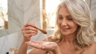 Proč si ženy po padesátce sypou do šamponu špetku jedlé sody? Levný trik z kuchyně dělá s vlasy hotové divy