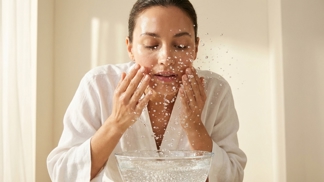 Sbohem drahá tonika: Francouzky si obličej myjí perlivou minerálkou a výsledky jsou vidět za pár dní