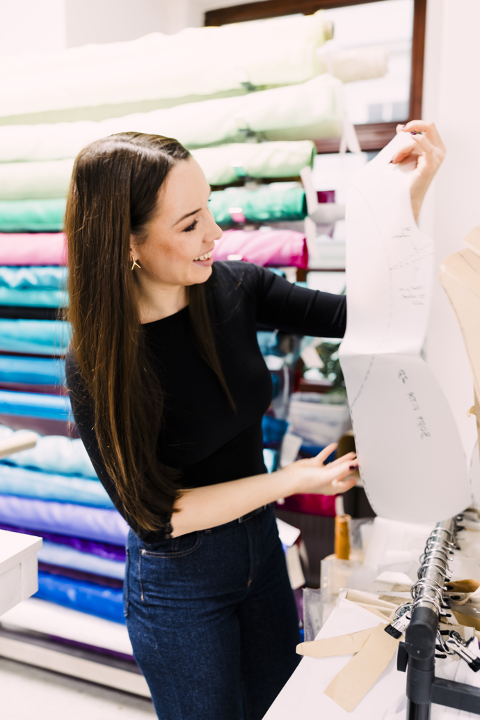 Nechybí ani velký sklad pružných a výrazně barevných látek vhodných pro tanec i krasobruslení.