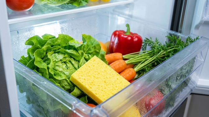 Už žádná blátivá zelenina a vyhazování peněz: Tato věc v šuplíku lednice udrží obsah čerstvý