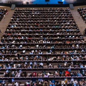 Kongresový sál pojme až 2764 lidí.