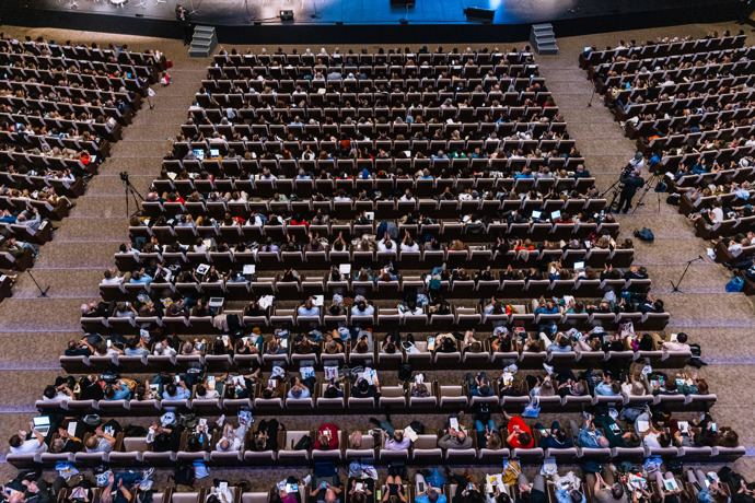 Kongresový sál pojme až 2764 lidí.