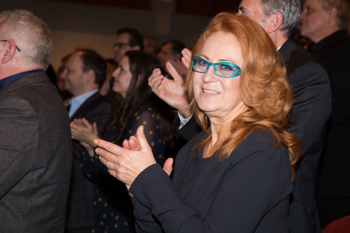 ...Simona Stašová si ale libuje také ve výrazných brýlích.