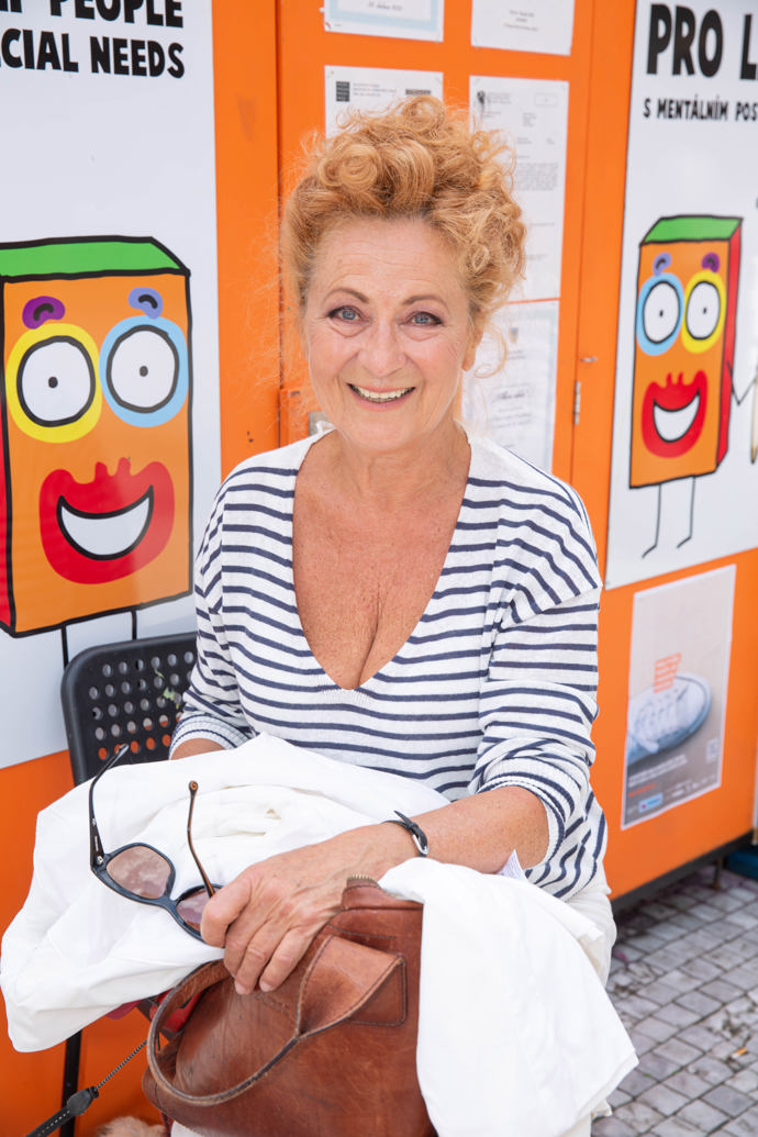 Herečka má v šatníku proužky...