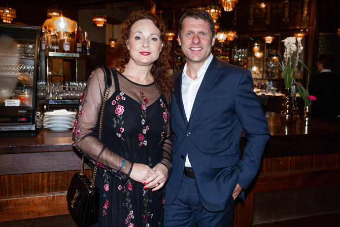 Květované šaty můžete nosit ve slavnostnějším provedení...