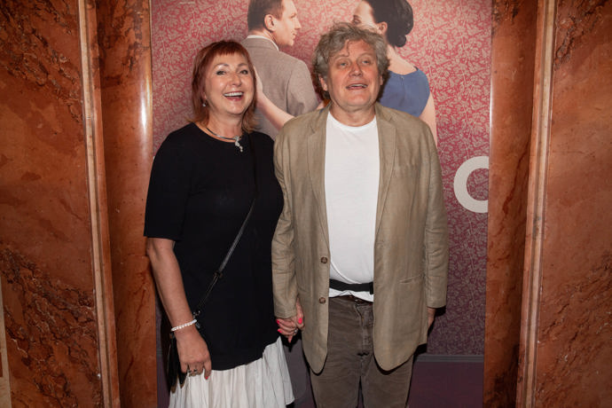 Na premiéry chodí manželé ruku v ruce.