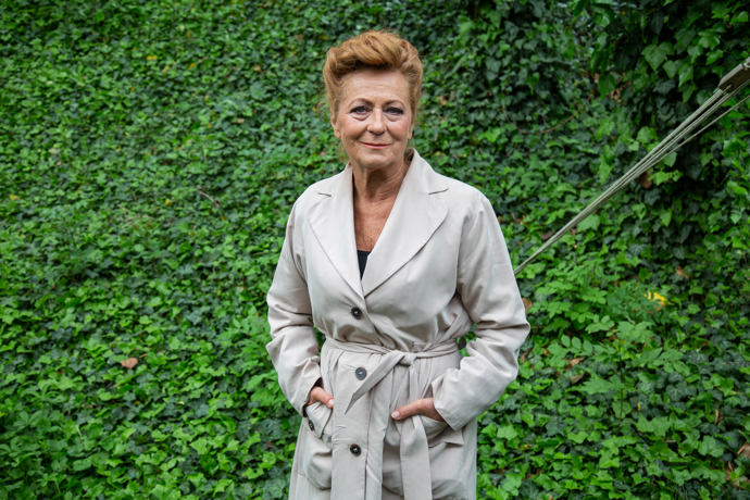 Herečka si udržuje štíhlou postavu a nebojí se zdůraznit linii pasu.